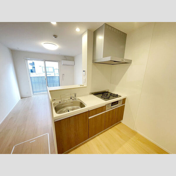 キッチン (3口コンロ付きシステムキッチンです。)