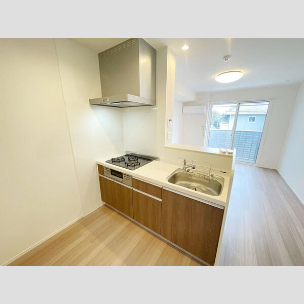 キッチン (3口コンロ付きシステムキッチンです。)