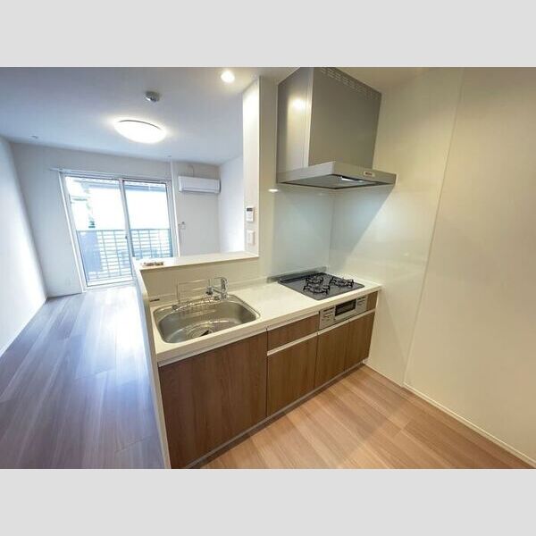 キッチン (3口コンロ付きシステムキッチンです。)