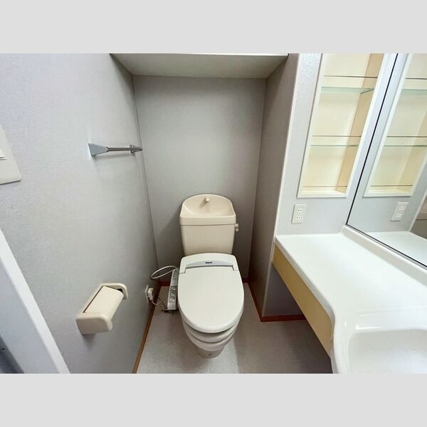 トイレ (温水洗浄便座付きトイレです。)