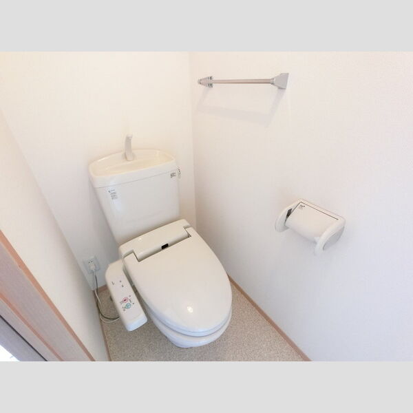 トイレ (温水洗浄便座付きトイレです。)
