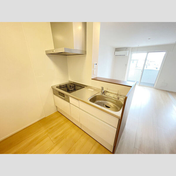 キッチン (3口コンロ付きシステムキッチンです。)