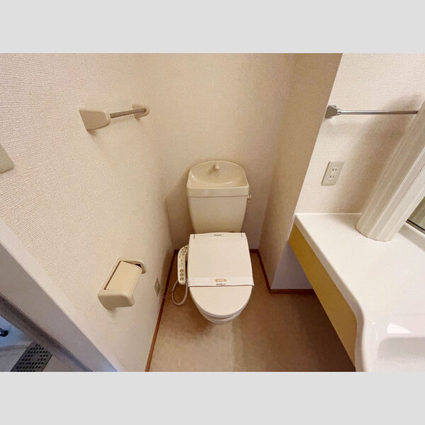 トイレ (温水洗浄便座付きトイレです。)