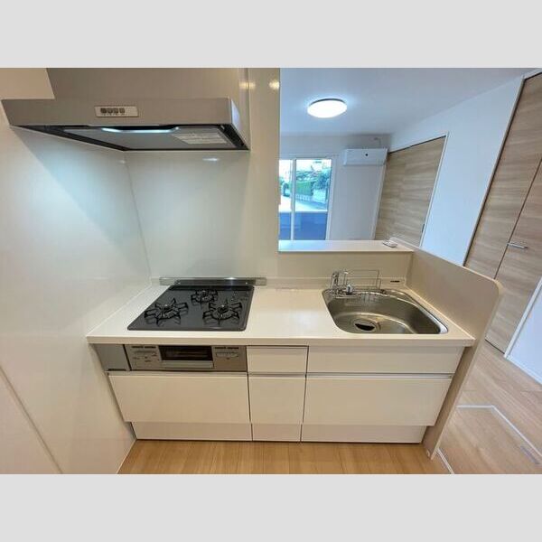 キッチン (3口コンロ付きシステムキッチンです。)