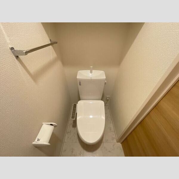 トイレ (トイレ収納吊戸付きで便利です。)