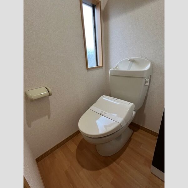 トイレ (温水洗浄便座付きトイレです。)