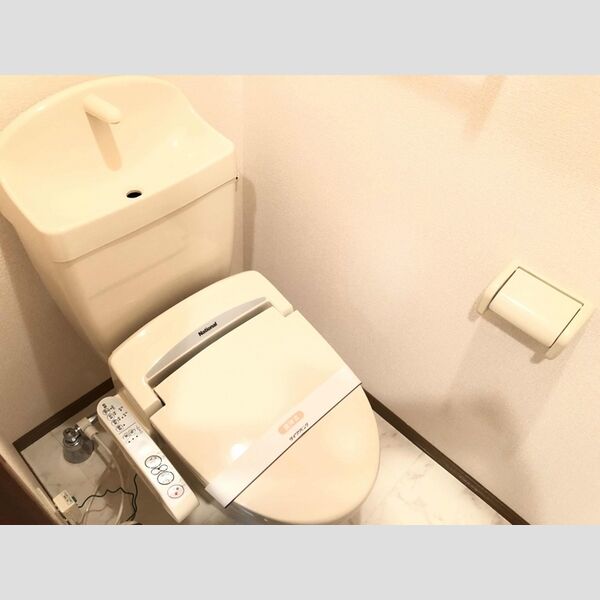 トイレ (温水洗浄便座付きトイレです。)
