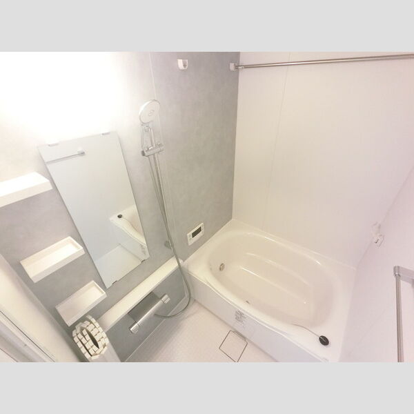 バス (浴室乾燥機付き広めなお風呂です。)