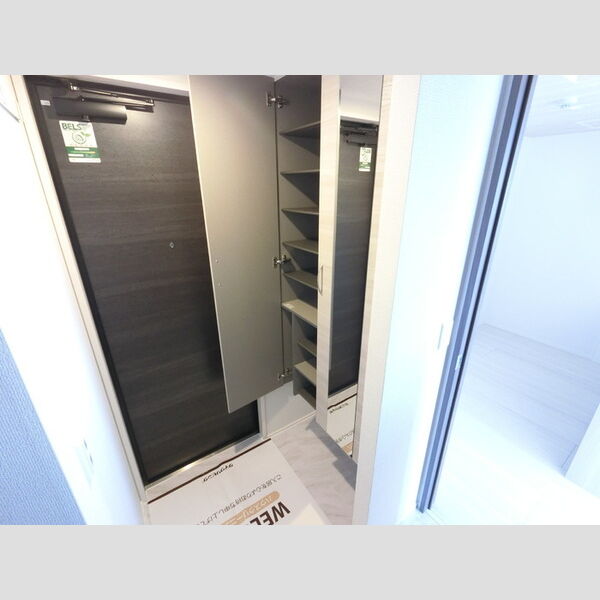 玄関 (玄関入り口・収納)