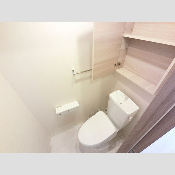 トイレ (温水洗浄便座付きトイレです。)