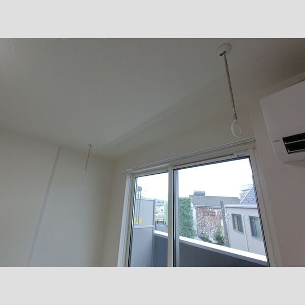 その他 (雨の日も安心室内物干2部屋付いてます。)