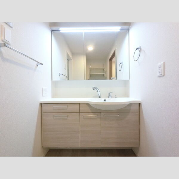 洗面所 (三面鏡付き洗面化粧台)