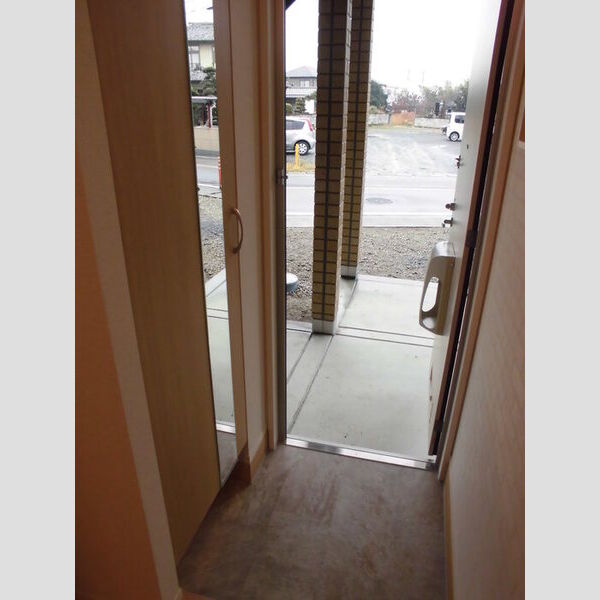 玄関 (姿見がついてるので　お出かけの最終チェックが出来ます)