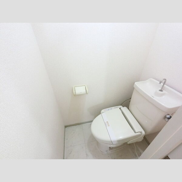 トイレ (温水洗浄便座付きトイレです。)