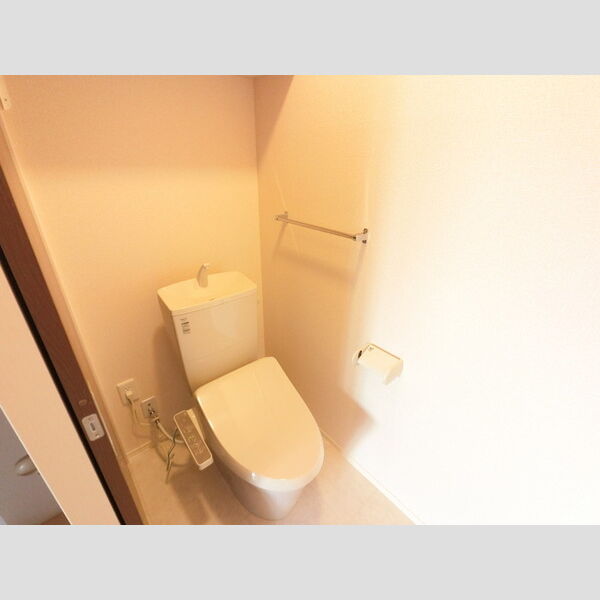 トイレ (温水洗浄便座付きトイレです。)