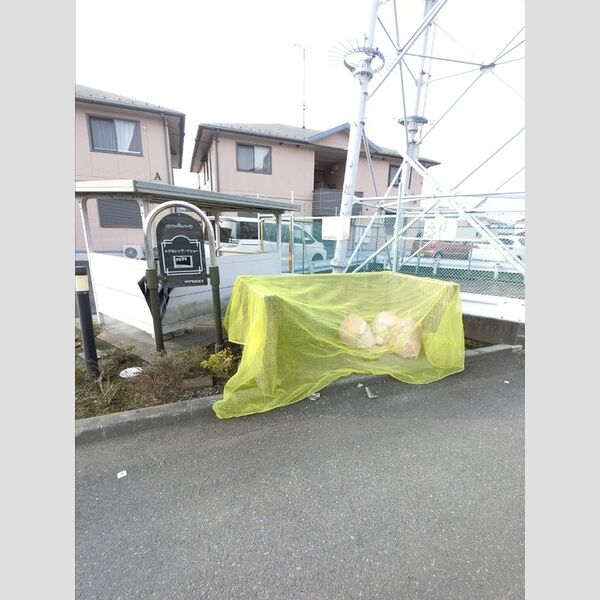 現地周辺 (ゴミ捨て場も敷地内にご用意しております)