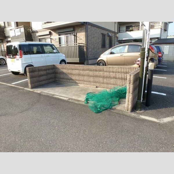 現地周辺 (ゴミ置場です。)