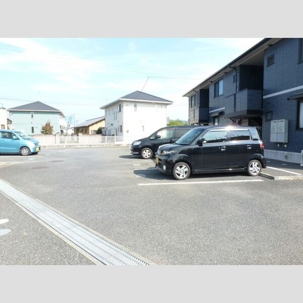 駐車場 (駐車場です。)