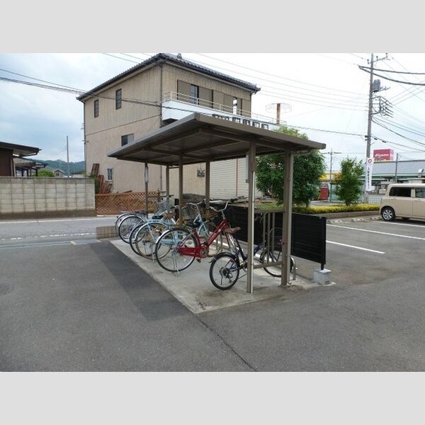 現地周辺 (駐輪場です。)