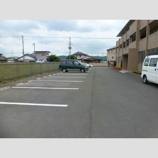 駐車場 (駐車場です。)