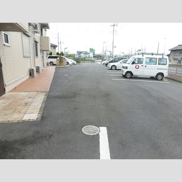 駐車場 (駐車場です。)