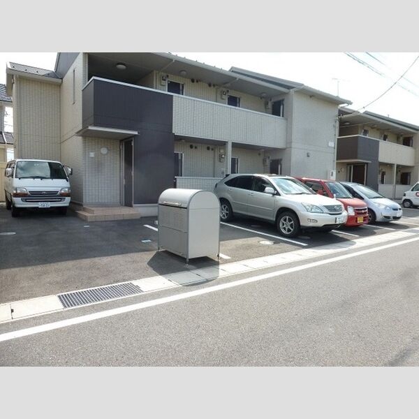 駐車場 (駐車場です。)