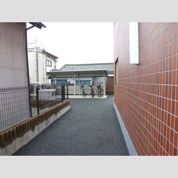 現地周辺 (駐輪場です。)