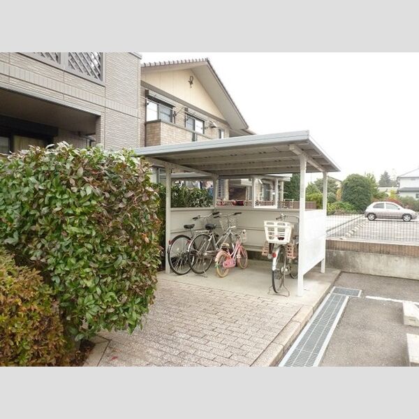 現地周辺 (駐輪場です。)