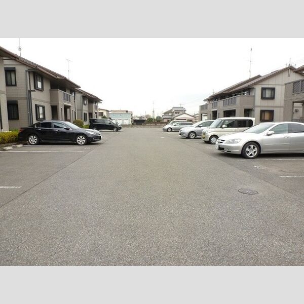 駐車場 (駐車場です。)