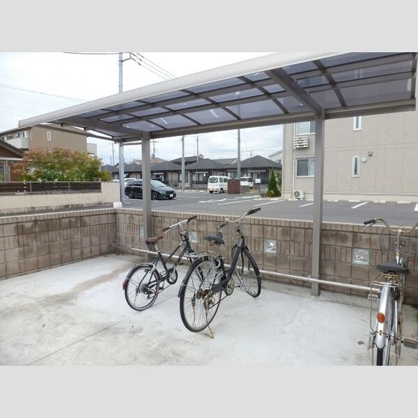 現地周辺 (駐輪場です。)