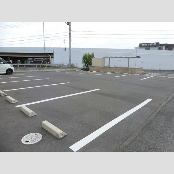 駐車場 (駐車場です。)