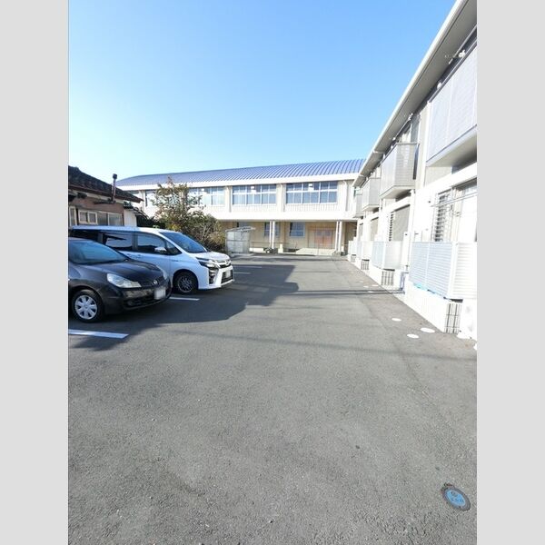 駐車場 (フラットでアスファルト舗装された駐車しやすい駐車場です!)