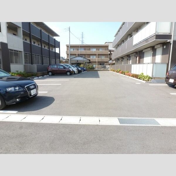駐車場 (駐車場です。)