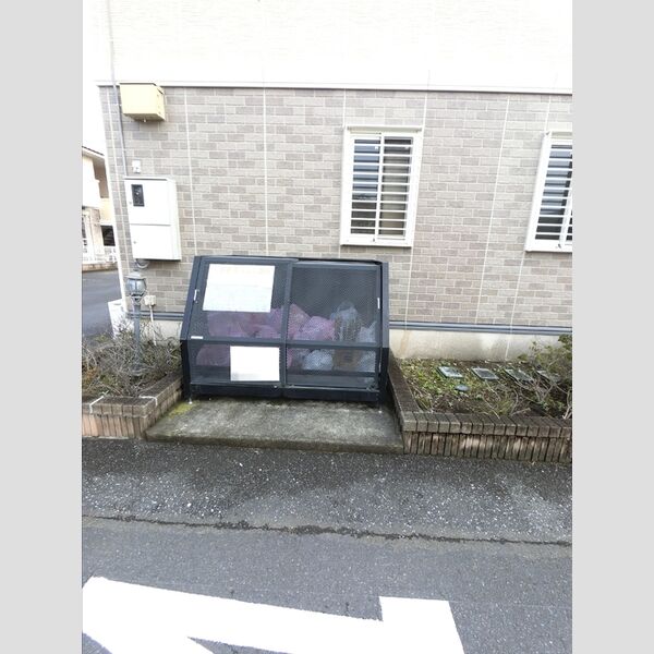 現地周辺 (敷地内にゴミ捨て場あります!朝のゴミ出しに重宝します!)