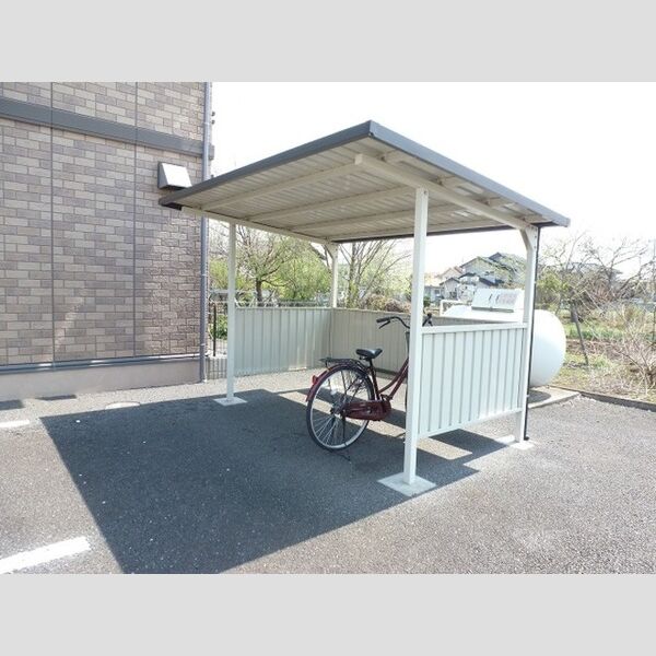 現地周辺 (駐輪場です。)