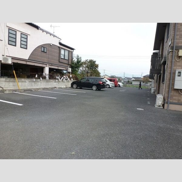 駐車場 (駐車場です。)