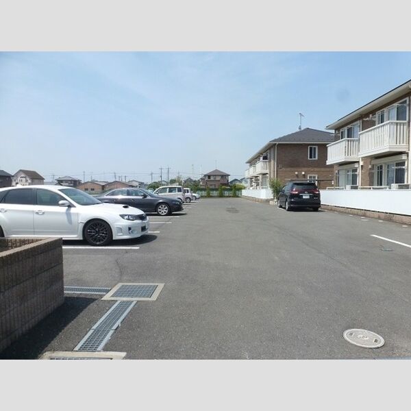 駐車場 (駐車場です。)