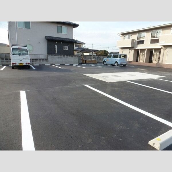 駐車場 (駐車場です。)
