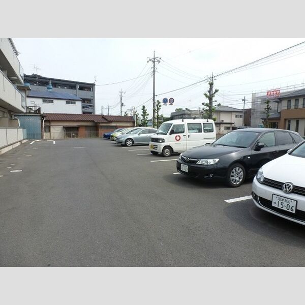 駐車場 (駐車場です。)