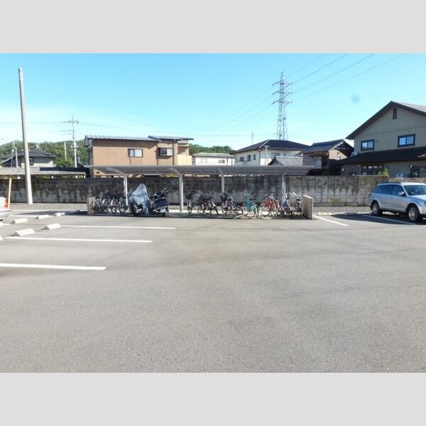 現地周辺 (駐輪場です。)