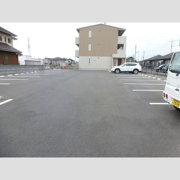 駐車場 (駐車場です。)