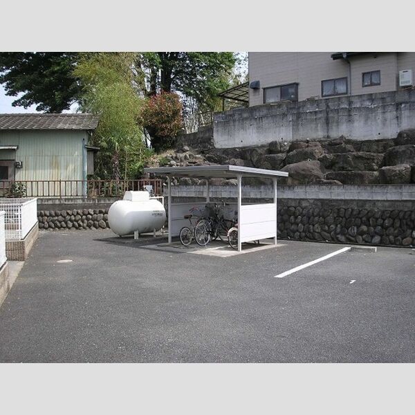 現地周辺 (駐輪場)