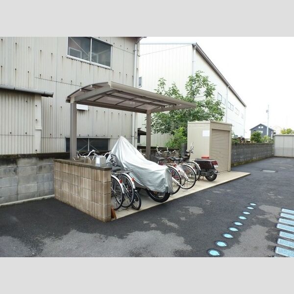 現地周辺 (駐輪場です。)