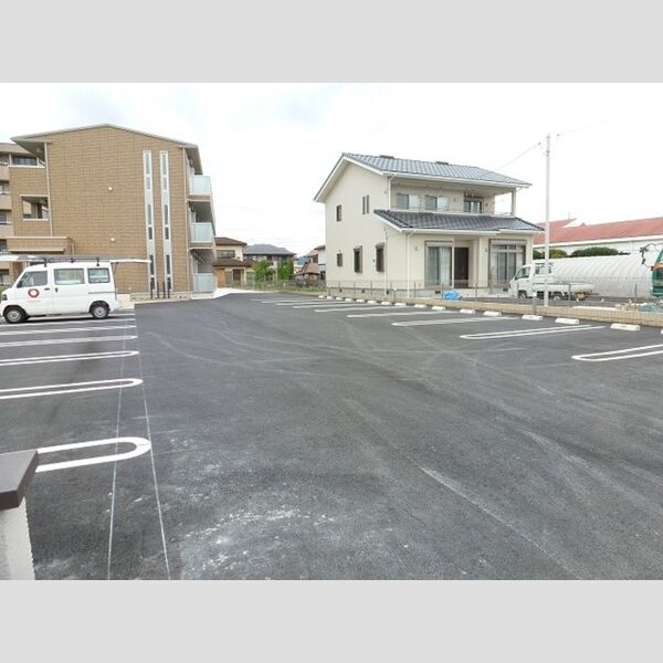 駐車場 (駐車場です。)