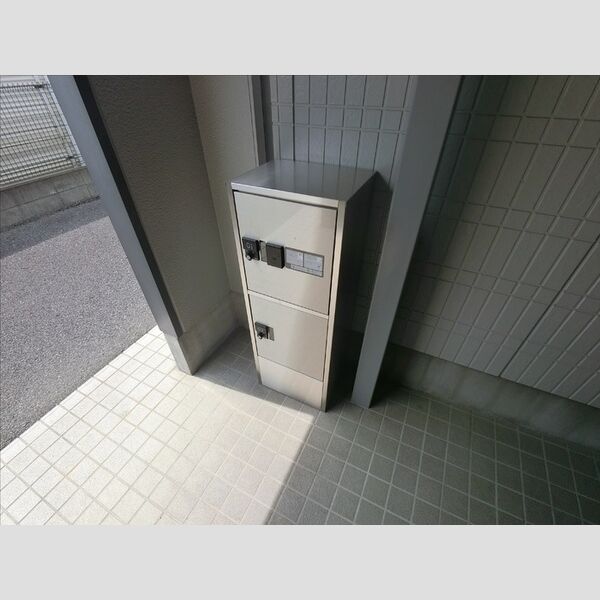 エントランス (宅配BOX付き)