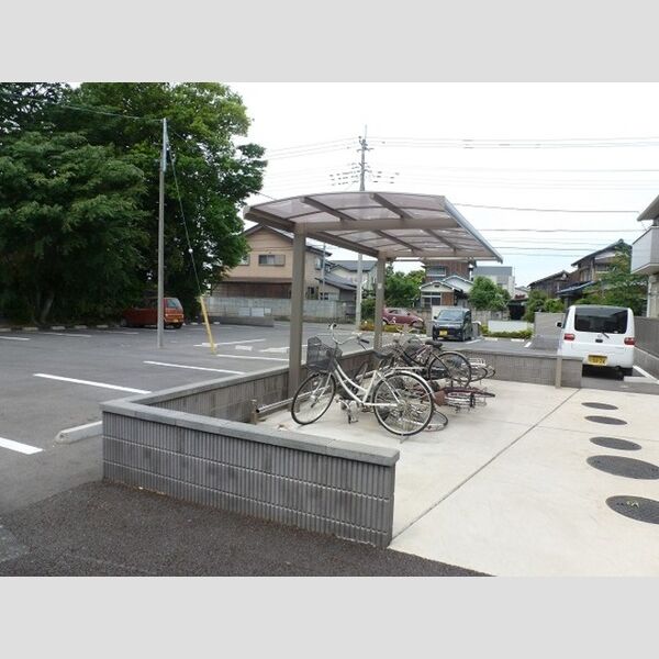 現地周辺 (駐輪場です。)