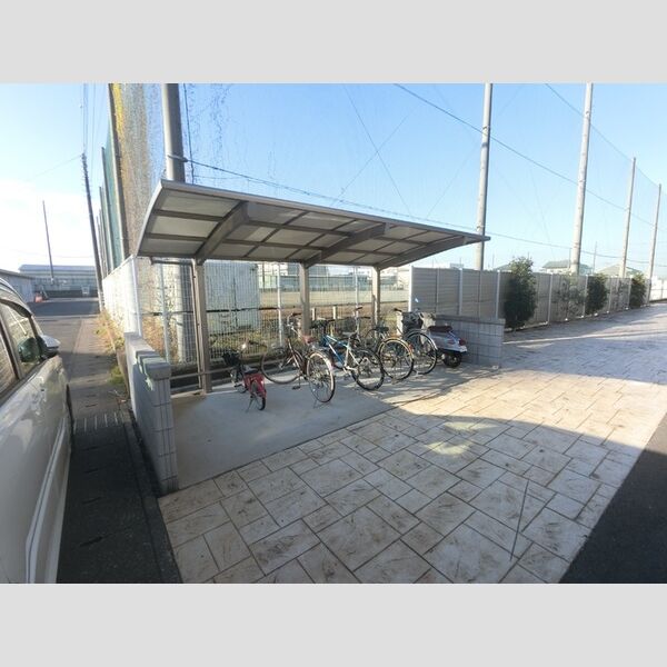 現地周辺 (駐輪場も完備してあります!お子様の三輪車や自転車も置けます!)