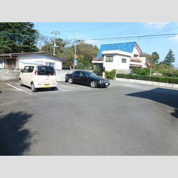 駐車場 (駐車場です。)