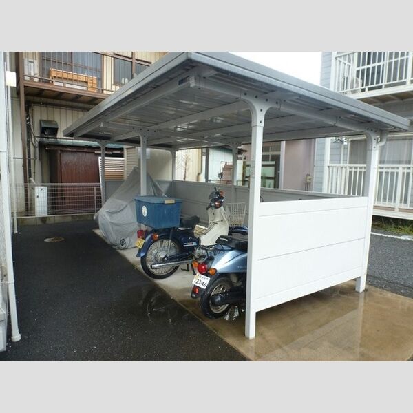 現地周辺 (駐輪場です。)