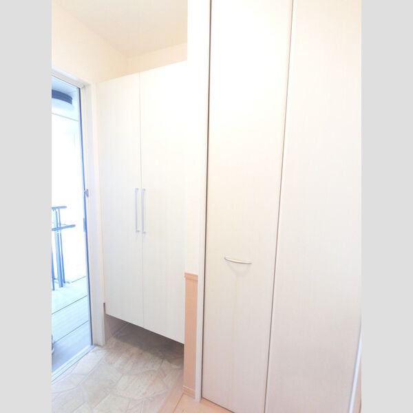 玄関 (広めのBoxは収納力ばっちり。)
